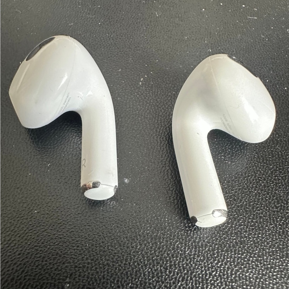 APLLE AIRPODS 3rd Generation Buds and Case